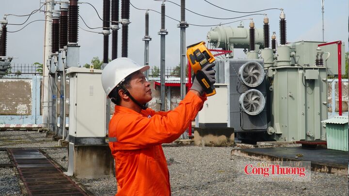 Công nhân kiểm tra, soi phát nhiệt thiết bị tại TBA 110kV Cần Giuộc.