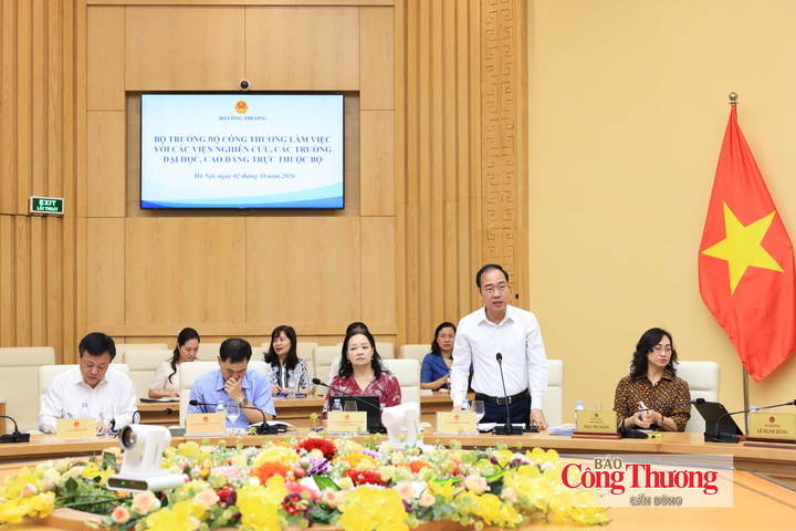 Vụ trưởng Vụ Tổ chức cán bộ Trần Quang Huy báo cáo tại hội nghị.