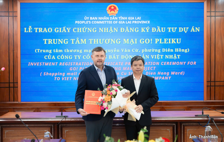 Phó Chủ tịch UBND tỉnh Gia Lai Nguyễn Hữu Quế trao Giấy chứng nhận đăng ký đầu tư dự án Trung tâm thương mại GO! Pleiku.