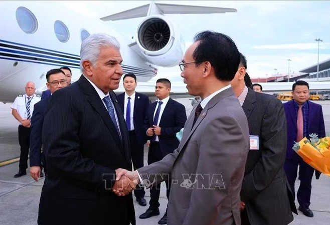 Bộ trưởng Bộ Giáo dục và Đào tạo Hoàng Minh Sơn đón Tổng thống nước Cộng hòa Panama José Raúl Mulino và Phu nhân tại sân bay quốc tế Nội Bài. Ảnh: Tuấn Anh/TTXVN