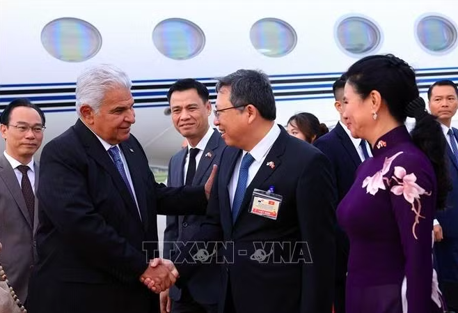 Lễ đón đoàn Tổng thống nước Cộng hòa Panama José Raúl Mulino và Phu nhân tại sân bay quốc tế Nội Bài. Ảnh: Tuấn Anh/TTXVN