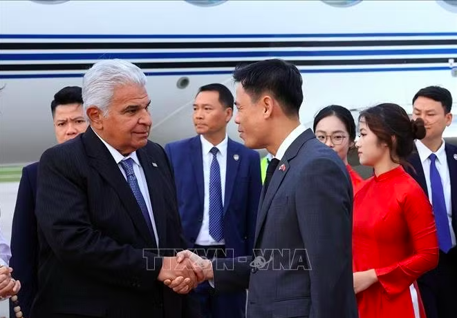 Lễ đón đoàn Tổng thống nước Cộng hòa Panama José Raúl Mulino và Phu nhân tại sân bay quốc tế Nội Bài. Ảnh: Tuấn Anh/TTXVN