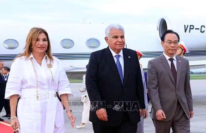 Tổng thống nước Cộng hòa Panama José Raúl Mulino và Phu nhân bắt đầu thăm chính thức Việt Nam. Ảnh: Tuấn Anh/TTXVN