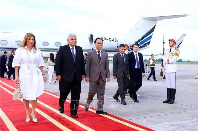 Tổng thống nước Cộng hòa Panama José Raúl Mulino và Phu nhân tới sân bay quốc tế Nội Bài bắt đầu thăm chính thức Việt Nam. Ảnh: Tuấn Anh/TTXVN