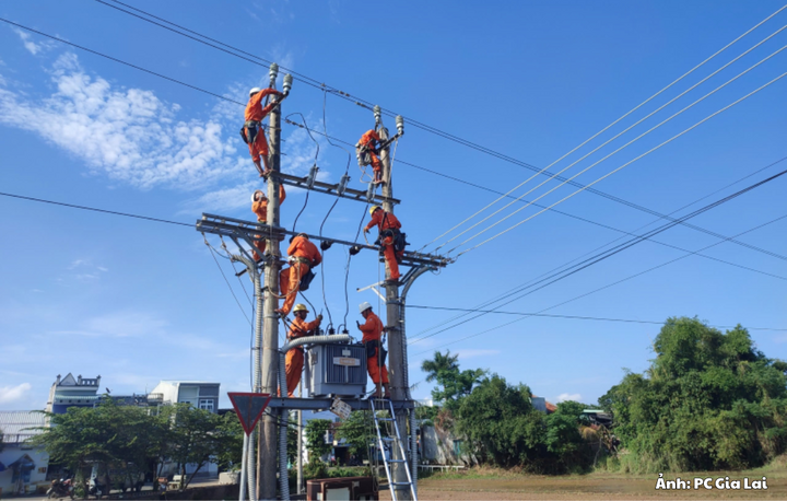 Nhân viên Công ty Điện lực Gia Lai kiểm tra, vận hành hệ thống điện, góp phần bảo đảm cung cấp điện an toàn, ổn định.