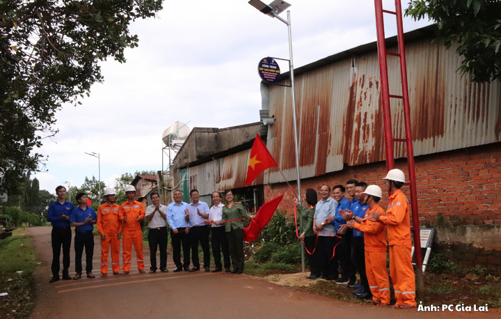 Công trình thanh niên “Thắp sáng đường biên” được triển khai tại xã Ia Dom với 100 bóng đèn năng lượng mặt trời, góp phần chiếu sáng các tuyến đường khu vực biên giới.