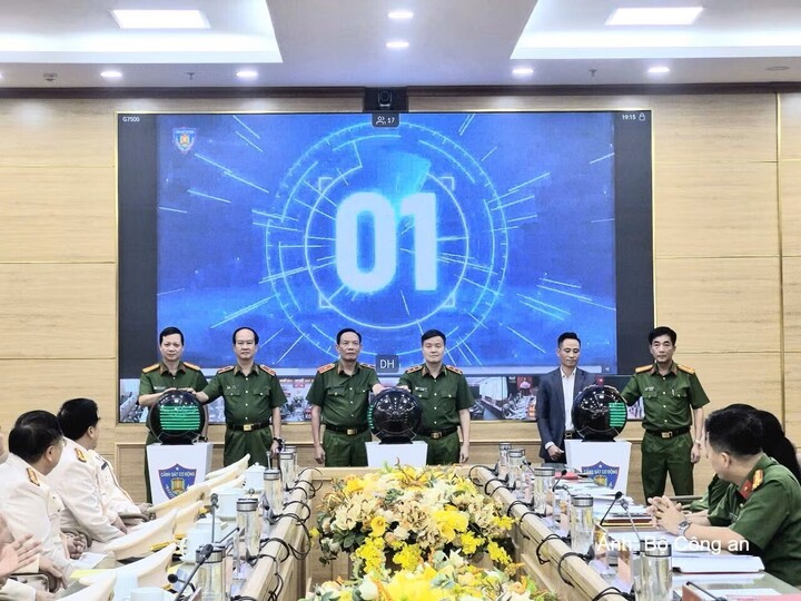 Trung tướng Nguyễn Ngọc Vân, Tư lệnh Bộ Tư lệnh Cảnh sát cơ động cùng các đại biểu đã tiến hành nghi thức nhấn nút ra mắt Cổng thông tin điện tử Bộ Tư lệnh Cảnh sát cơ động.