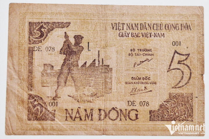 Giấy bạc 5 đồng do Bộ Tài chính nước Việt Nam Dân chủ Cộng hòa phát hành năm 1946. Ảnh chụp hiện vật của Bảo tàng Lịch sử Quốc gia. Nguồn: VietNamNet.