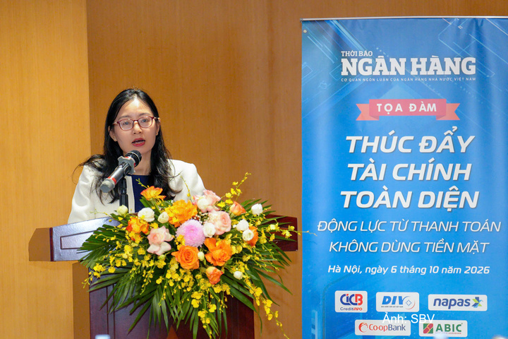 Bà Nguyễn Thị Thu, Phó Vụ trưởng Vụ Thanh toán, Ngân hàng Nhà nước phát biểu tại toạ đàm.