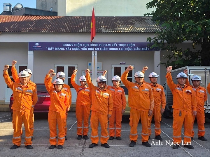 Nhân viên Điện lực Uông Bí hô khẩu hiệu an toàn lao động trước khi bước vào ngày làm việc mới.