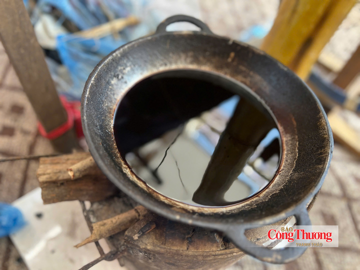 Sáp ong được dùng để vẽ những hoa văn truyền thống.