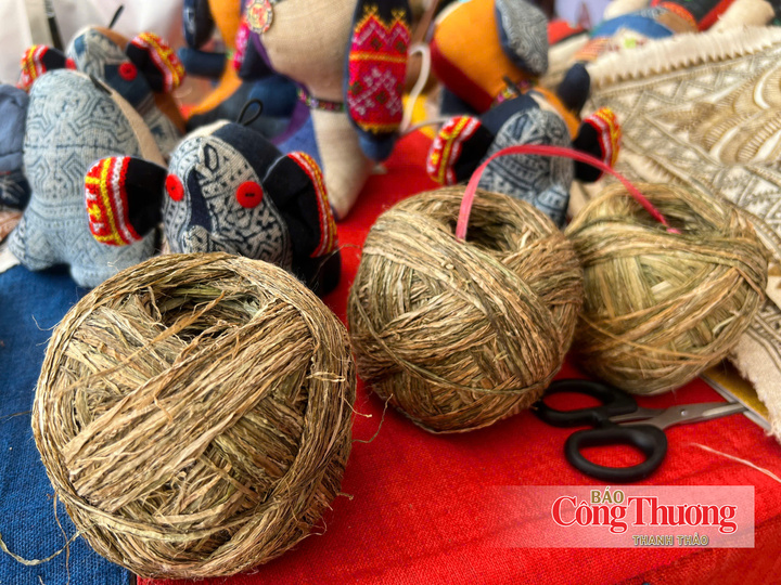 Từ cây lanh, người dân Lùng Tám phải trải qua hàng chục công đoạn thủ công để tạo nên tấm vải hoàn chỉnh.