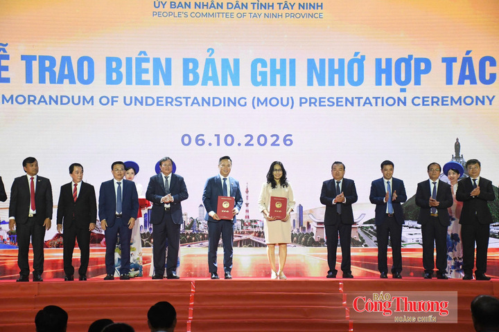 UBND tỉnh Tây Ninh cũng tổ chức trao các biên bản ghi nhớ hợp tác giữa tỉnh với VCCI và giữa các hiệp hội với tổ chức, doanh nghiệp.