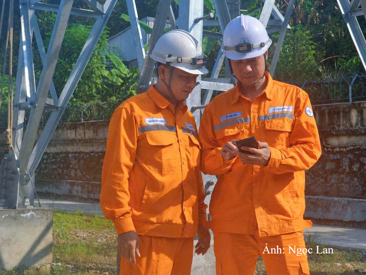 Nhân viên Xí nghiệp Lưới điện cao thế báo cáo công việc tại hiện trườngqua phần mềm ECP.