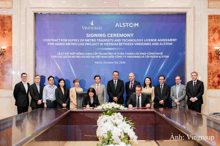 Bà Nguyễn Thu Hằng - Tổng Giám đốc Vinhomes (trái) và ông Yann Maixandeau Giám đốc điều hành Alstom khu vực Đông Á, ký hợp đồng hợp tác giữa hai bên.