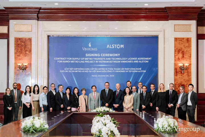 Đại diện Tập đoàn Vingroup, Tập đoàn Alstom và Đại sứ quán Pháp tại Việt Nam, chụp ảnh lưu niệm tại sự kiện.