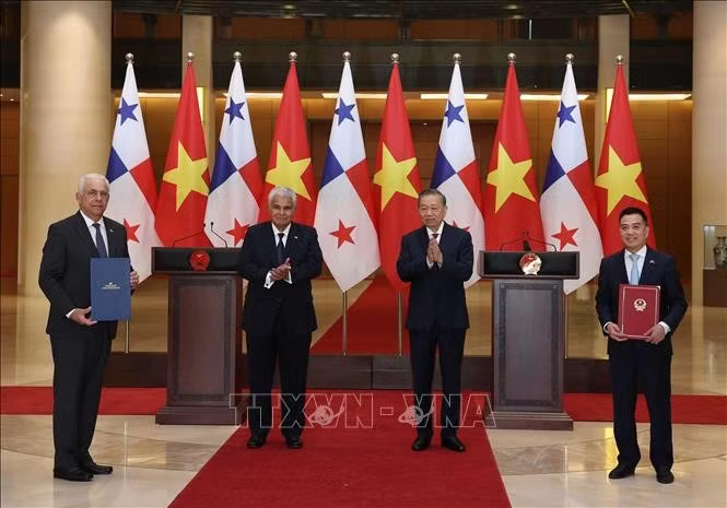 Tổng Bí thư, Chủ tịch nước Tô Lâm và Tổng thống Panama José Raúl Mulino chứng kiến lễ trao các văn kiện hợp tác giữa hai nước.