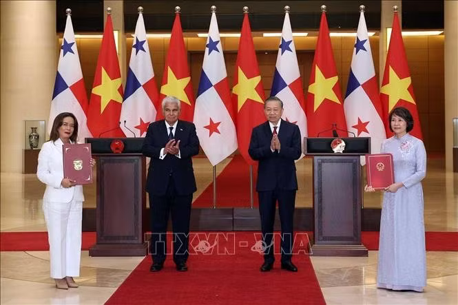 Tổng Bí thư, Chủ tịch nước Tô Lâm và Tổng thống Panama José Raúl Mulino chứng kiến lễ trao các văn kiện hợp tác giữa hai nước.