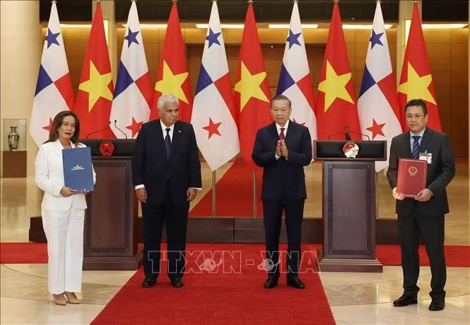 Tổng Bí thư, Chủ tịch nước Tô Lâm và Tổng thống Panama José Raúl Mulino chứng kiến lễ trao các văn kiện hợp tác giữa hai nước.