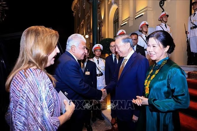 Tổng Bí thư, Chủ tịch nước Tô Lâm và Phu nhân Ngô Phương Ly đón Tổng thống Cộng hòa Panama José Raúl Mulino và Phu nhân Maricel Cohen de Mulino.