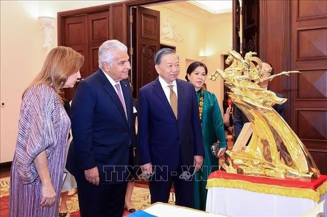 Tổng Bí thư, Chủ tịch nước Tô Lâm giới thiệu bức tượng Thánh Gióng với Tổng thống Cộng hoà Panama José Raúl Mulino và Phu nhân.