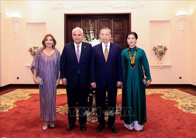 Tổng Bí thư, Chủ tịch nước Tô Lâm và Phu nhân Ngô Phương Ly cùng Tổng thống Cộng hòa Panama José Raúl Mulino và Phu nhân Maricel Cohen de Mulino chụp ảnh chung.