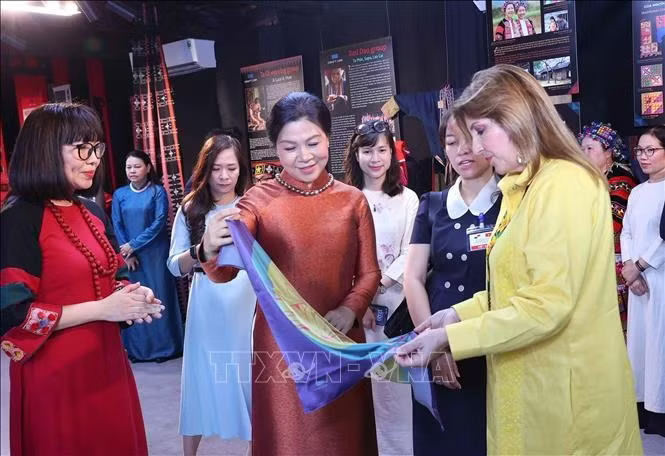 Phu nhân Tổng Bí thư, Chủ tịch nước Tô Lâm, bà Ngô Phương Ly, cùng Phu nhân Tổng thống Panama, bà Maricel Cohen de Mulino trải nghiệm văn hóa các dân tộc thiểu số Việt Nam tại Hồ Văn, thuộc quần thể Di tích Quốc gia đặc biệt Văn Miếu - Quốc Tử Giám.