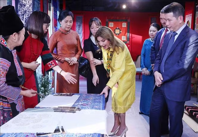 Phu nhân Tổng Bí thư, Chủ tịch nước Tô Lâm, bà Ngô Phương Ly, cùng Phu nhân Tổng thống Panama, bà Maricel Cohen de Mulino trải nghiệm văn hóa các dân tộc thiểu số Việt Nam tại Hồ Văn, thuộc quần thể Di tích Quốc gia đặc biệt Văn Miếu - Quốc Tử Giám.