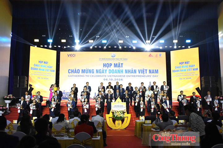 Chương trình Họp mặt chào mừng Ngày Doanh nhân Việt Nam tỉnh Tây Ninh diễn ra tại Hội trường Thống Nhất (phường Long An) chiều 6/10.