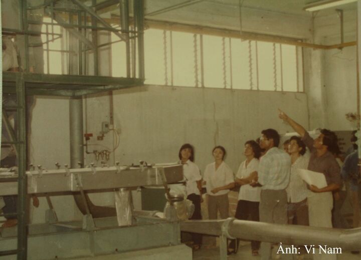 Ngày đầu tại nhà máy, bà Mai Kiều Liên cùng các thế hệ cán bộ, kỹ sư Vinamilk từng bước làm chủ sản xuất trong điều kiện còn nhiều khó khăn.