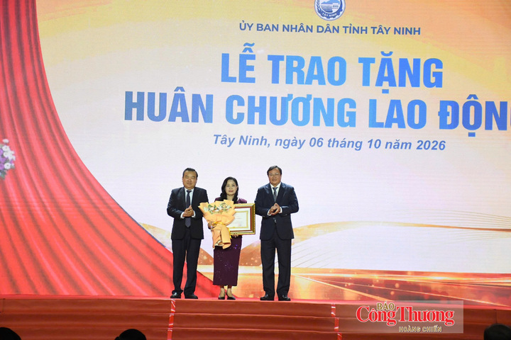 Lãnh đạo tỉnh Tây Ninh trao tặng Huân chương Lao động và Bằng khen của Thủ tướng Chính phủ cho các tập thể, cá nhân doanh nghiệp, doanh nhân có thành tích xuất sắc.