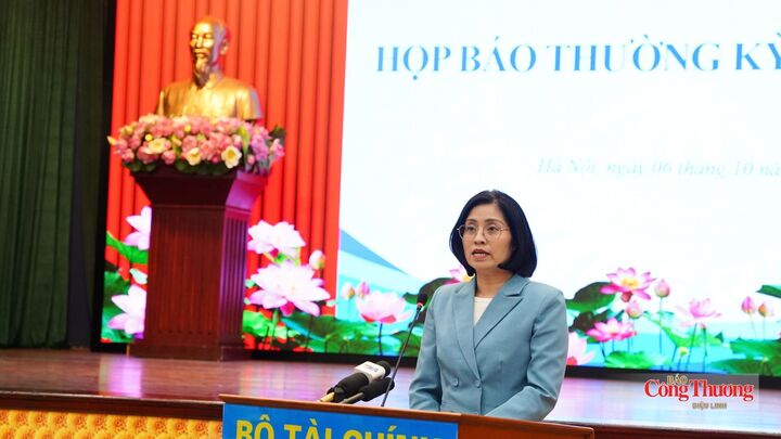 Bà Trịnh Thị Hương, Phó Cục trưởng Cục Phát triển doanh nghiệp tư nhân và kinh tế tập thể (Bộ Tài chính).
