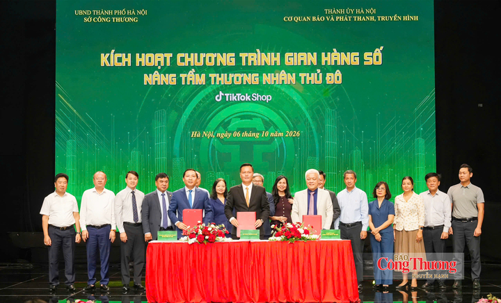 Đại diện Sở Công Thương Hà Nội, Cơ quan Báo và Phát thanh truyền hình Hà Nội và Công ty TNHH Công nghệ TikTok Việt Nam thực hiện ký kết Biên bản ghi nhớ hợp tác.