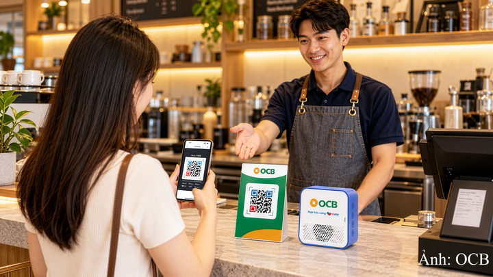 Khách hàng thực hiện thanh toán qua mã QR tại điểm bán tích hợp giải pháp OCB Smart Merchant.