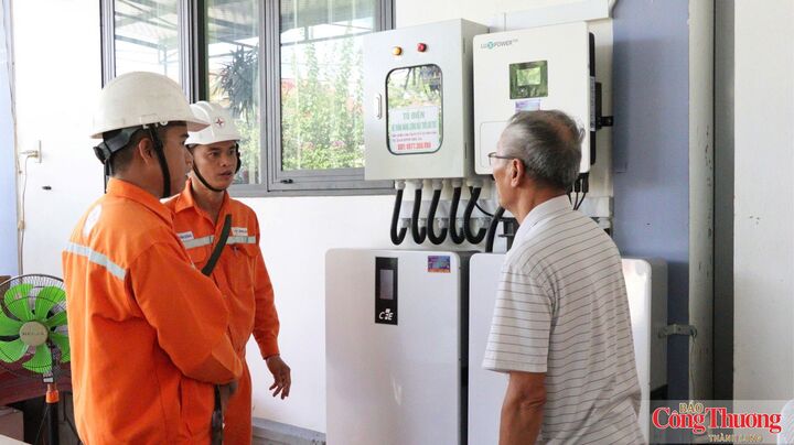 PC Quảng Trị hướng dẫn khách hàng thực hiện các thủ tục phát triển điện mặt trời mái nhà theo quy định.