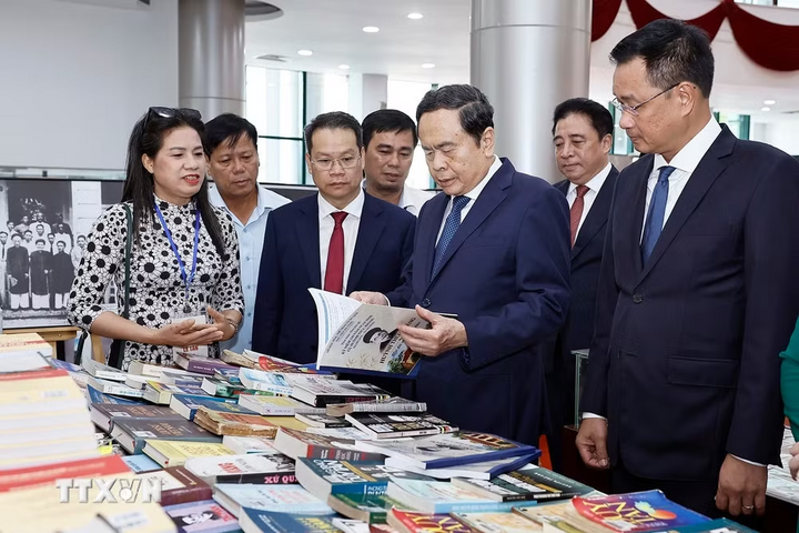 Chủ tịch Quốc hội Trần Thanh Mẫn và đại biểu xem trưng bày sách tài nguyên thông tin về cụ Huỳnh Thúc Kháng tại Lễ kỷ niệm. Ảnh: TTXVN