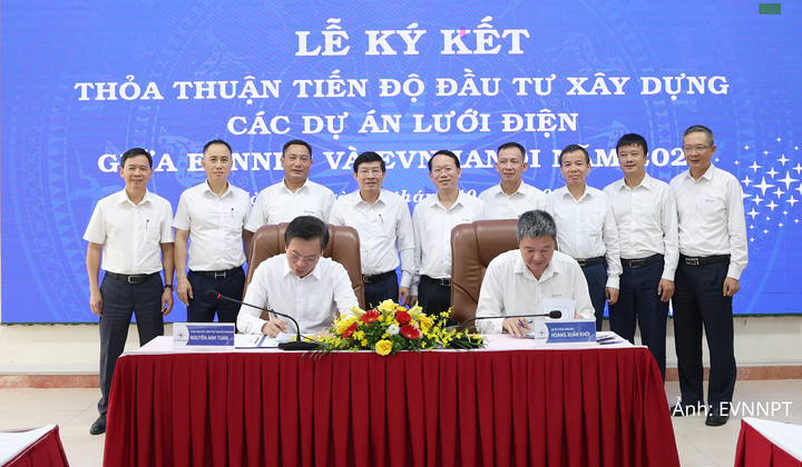 Quyền Tổng giám đốc EVNNPT Hoàng Xuân Khôi và Tổng giám đốc EVNHANOI Nguyễn Anh Tuấn ký thỏa thuận tiến độ đầu tư xây dựng lưới điện trước sự chứng kiến của Chủ tịch HĐTV và lãnh đạo 2 Tổng công ty.
