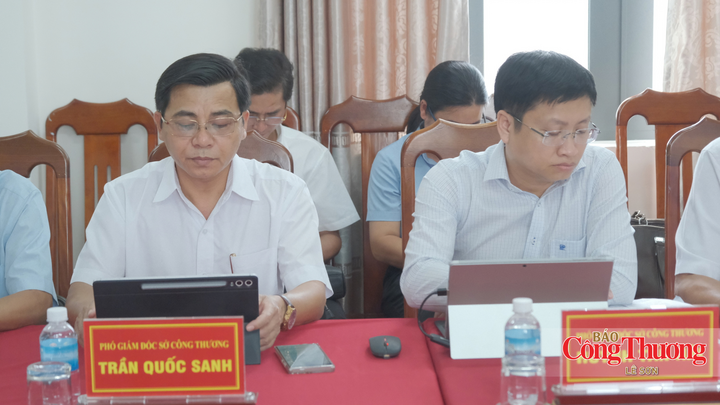 Ông Trần Quốc Sanh (trái) và ông Huỳnh Tấn Hải, Phó Giám đốc Sở Công Thương Khánh Hòa tại buổi làm việc.