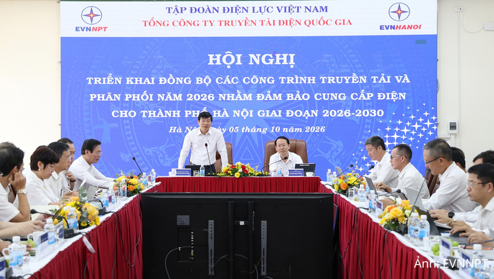 Chủ tịch HĐTV EVNHANOI Nguyễn Danh Duyên phát biểu tại buổi làm việc.