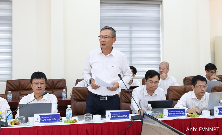 Phó Tổng giám đốc EVNNPT Nguyễn Ngọc Tân báo cáo tại buổi làm việc.