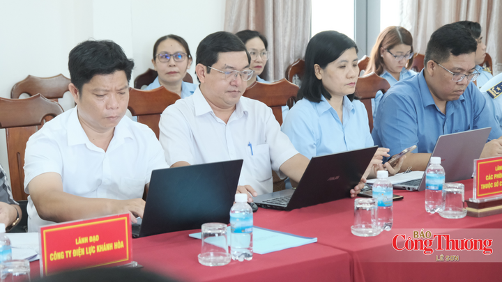 Đại diện lãnh đạo các phòng thuộc Sở Công Thương tỉnh Khánh Hòa tại buổi làm việc.