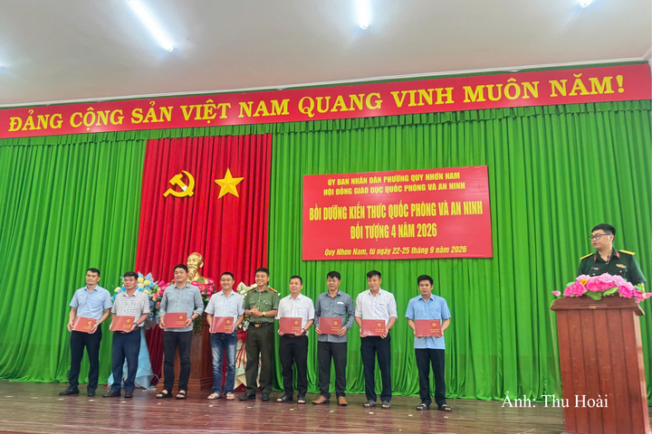 Các học viên nhận Giấy chứng nhận hoàn thành chương trình bồi dưỡng kiến thức quốc phòng và an ninh đối tượng 4 năm 2026