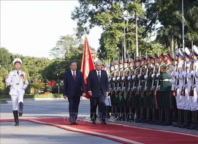 Tổng Bí thư, Chủ tịch nước Tô Lâm và Tổng thống Panama José Raúl Mulino duyệt đội danh dự.