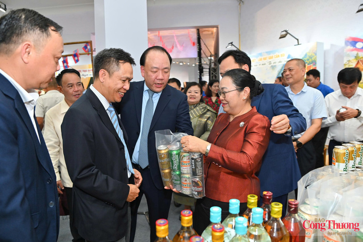 Đại sứ đặc mệnh toàn quyền Lào tại Việt Nam Khamphao Ernthavanh, Thứ trưởng Bộ Công Thương Nguyễn Việt Sơn (thứ 2 từ trái) cùng các đại biểu tham quan gian hàng tại Tuần lễ sản phẩm Việt - Lào.