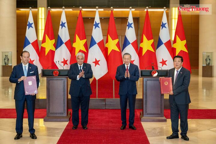 Tổng Bí thư, Chủ tịch nước Tô Lâm và Tổng thống Panama José Raúl Mulino chứng kiến lễ trao Hiệp định Hợp tác về vận tải biển giữa Chính phủ Việt Nam và Chính phủ Panama. Ảnh: Nam Nguyễn