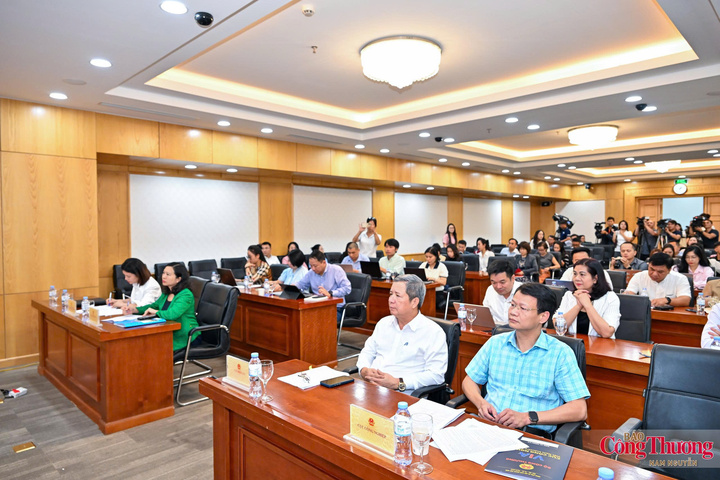 Đại diện các Cục, Vụ, đơn vị trong Bộ Công Thương tham dự họp báo thường kỳ quý III/2026.