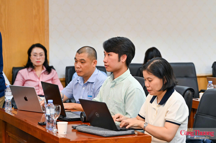 Đông đảo các phóng viên, nhà báo tham dự họp báo, trao đổi nhiều nội dung trọng tâm của ngành Công Thương.