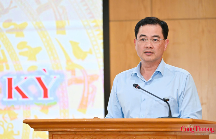 Ông Bùi Huy Sơn, Vụ trưởng Vụ Kế hoạch - Tài chính, Bộ Công Thương báo cáo tóm tắt tình hình sản xuất công nghiệp, thương mại tháng 9 và 9 tháng năm 2026.