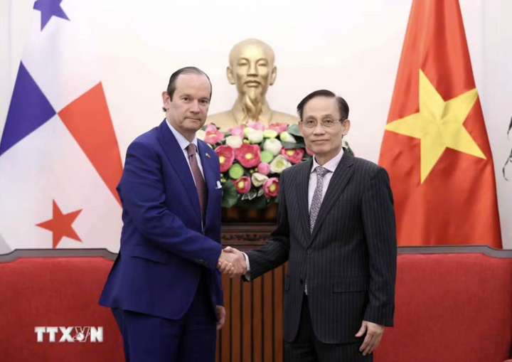 Bộ trưởng Bộ Ngoại giao Lê Hoài Trung tiếp Bộ trưởng Ngoại giao Panama Javier Eduardo Martínez-Acha Vásquez. (Ảnh: An Đăng/TTXVN)