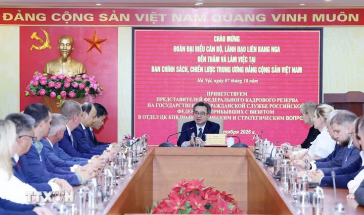 Trưởng Ban Chính sách, chiến lược Trung ương Nguyễn Thanh Nghị phát biểu tại buổi làm việc với Đoàn đại biểu cán bộ, lãnh đạo Liên bang Nga. (Ảnh: Phương Hoa/TTXVN)